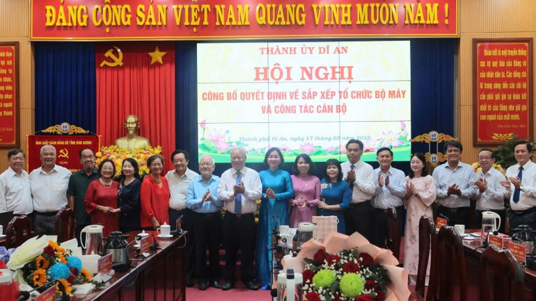 Lãnh đạo tỉnh Bình Dương, lãnh đạo thành phố Dĩ An qua các thời kỳ chụp hình lưu niệm cùng đồng chí Hồ Quang Điệp và đồng chí Trương Thị Bích Hạnh.