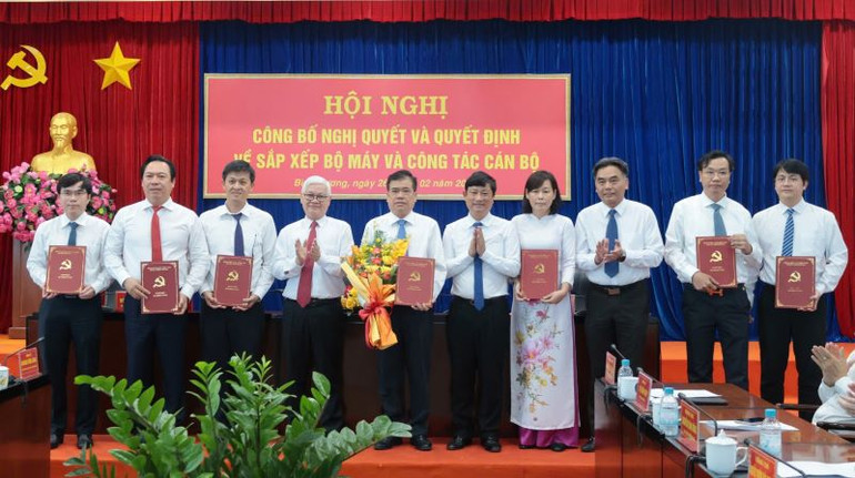 Thường trực Tỉnh ủy Bình Dương trao quyết định và tặng hoa chúc mừng Ban Giám đốc Sở Tài chính.