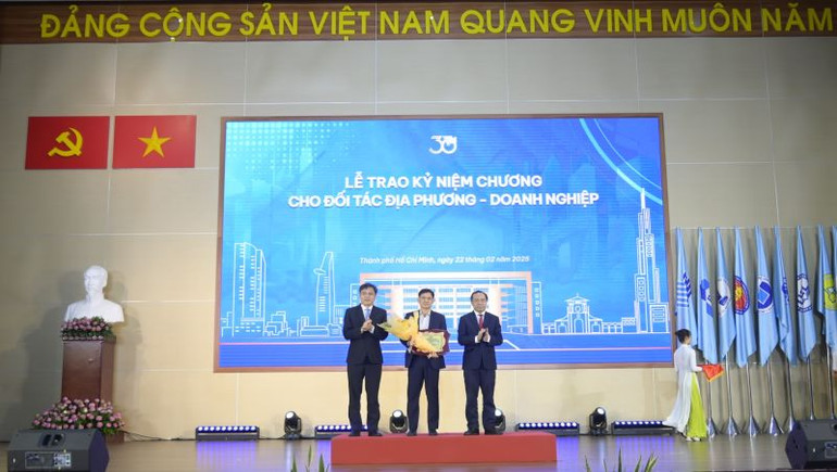 Đại diện Tổng Công ty Becamex IDC nhận Kỷ niệm chương tại chương trình. Đại diện Tổng Công ty Becamex IDC nhận Kỷ niệm chương tại chương trình.