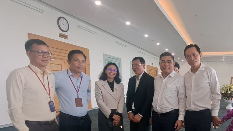 Các doanh nghiệp trao đổi thông tin bên lề hội nghị.