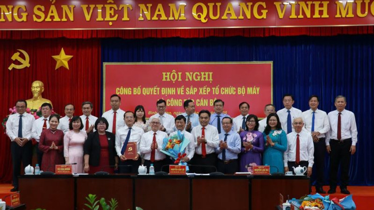 Trao Quyết định thành lập Đảng bộ Ủy ban nhân dân tỉnh trực thuộc Tỉnh ủy Bình Dương.