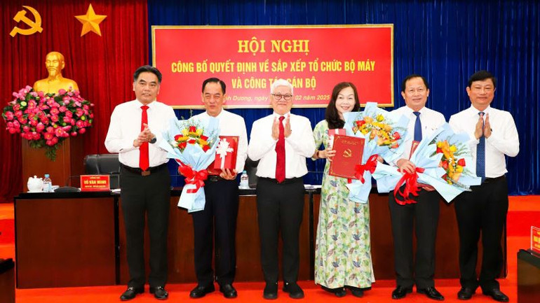 Trao Quyết định của Ban Thường vụ Tỉnh ủy Bình Dương cho các đồng chí nghỉ hưu trước tuổi.