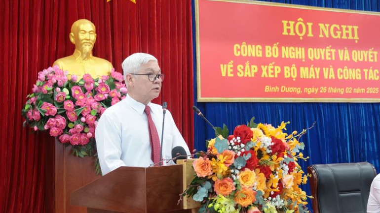 Bí thư Tỉnh ủy Bình Dương Nguyễn Văn Lợi phát biểu ý kiến tại hội nghị.