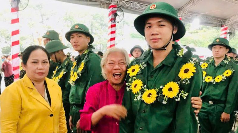 Động viên tân binh lên đường nhập ngũ.