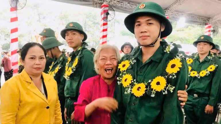 Động viên tân binh lên đường nhập ngũ.