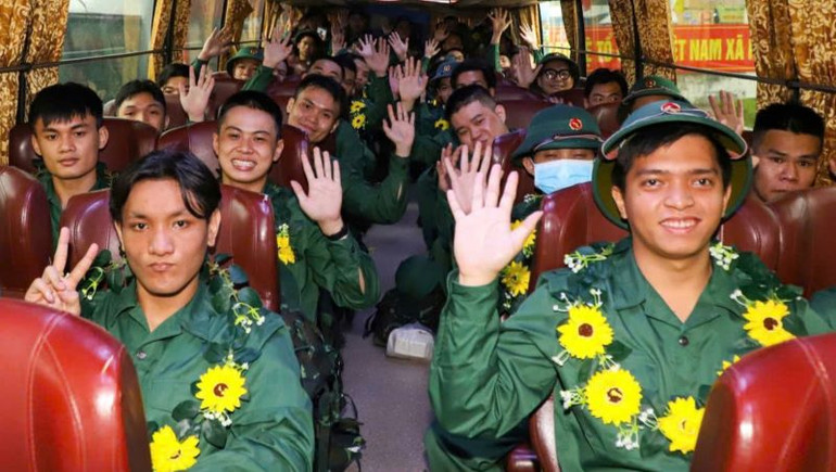 Thanh niên ưu tú tỉnh Bình Dương hăng hái lên đường nhập ngũ.