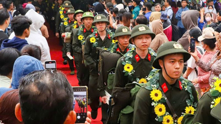 Đông đảo người thân đến động viên và đưa tiễn tân binh lên đường nhập ngũ.