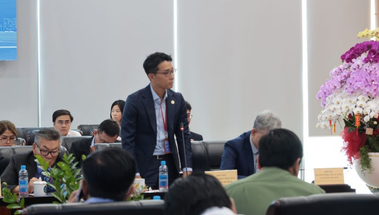 Đại diện các nhà đầu tư nước ngoài nêu ý kiến tại hội nghị.