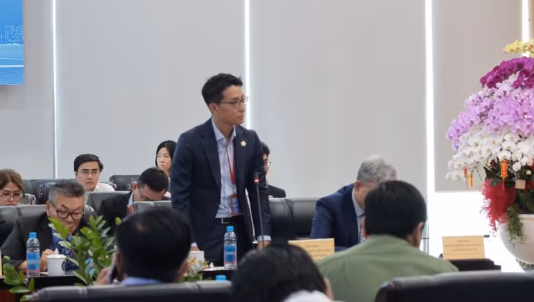 Đại diện các nhà đầu tư nước ngoài nêu ý kiến tại hội nghị.