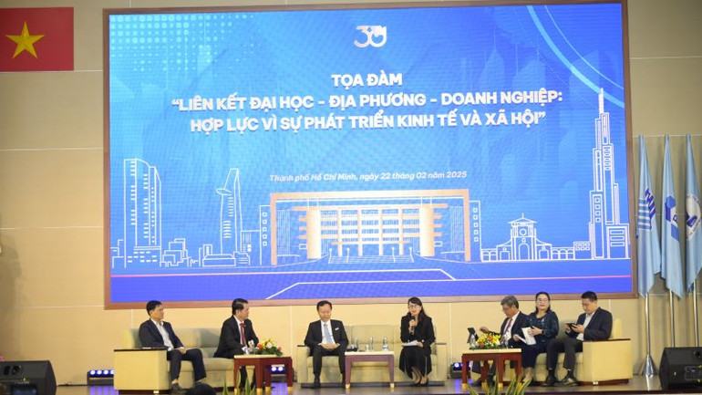 Tọa đàm “Liên kết Đại học-Địa phương-Doanh nghiệp: Hợp lực vì sự phát triển kinh tế và xã hội”. Tọa đàm “Liên kết Đại học-Địa phương-Doanh nghiệp: Hợp lực vì sự phát triển kinh tế và xã hội”.