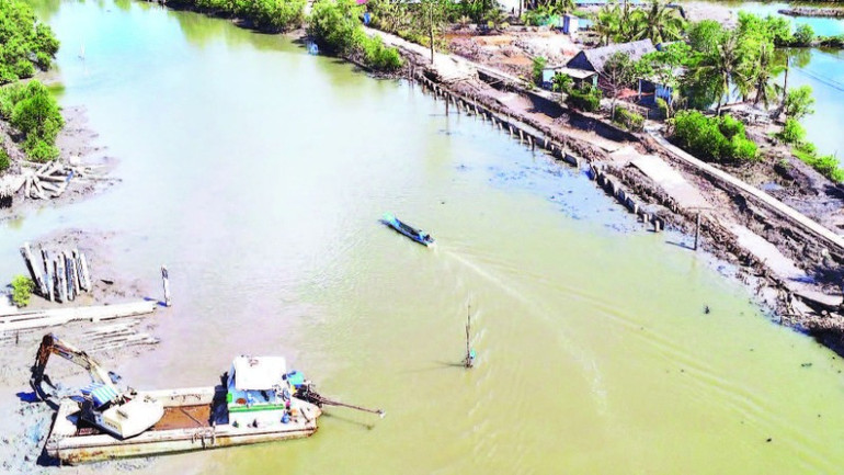 Hiện trường sự cố sụt lún, sạt lở gần cống So Đũa trên địa bàn xã Việt Thắng, huyện Phú Tân, tỉnh Cà Mau.