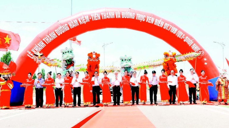 Lễ khánh thành 2 tuyến đường ven biển Hàm Kiệm - Tiến Thành và ĐT.719B. (Ảnh THI LÂN)