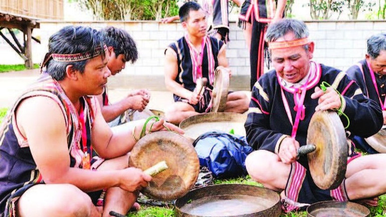 Các nghệ nhân trao đổi về kỹ thuật chỉnh chiêng.