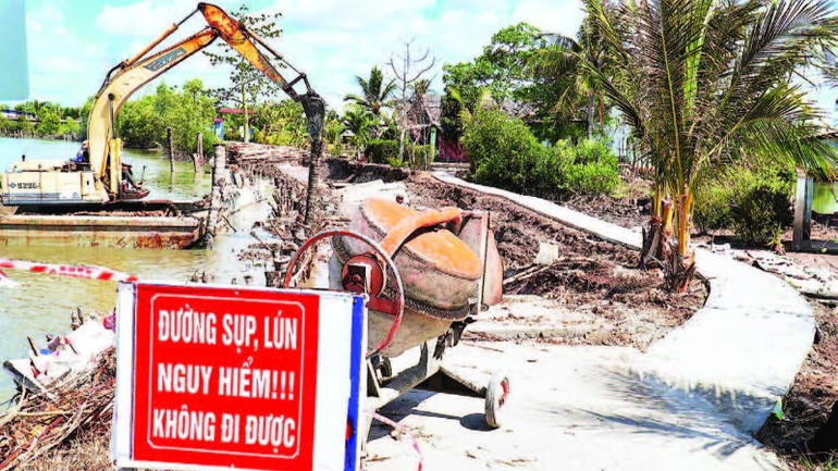 Đơn vị chức năng cắm biển cảnh báo khu vực sụt lún, làm đường tạm phía trong và đang huy động phương tiện khắc phục sự cố.