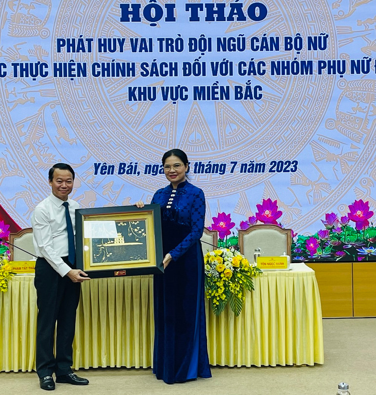 Lãnh đạo Hội Liên hiệp phụ nữ Việt Nam trao quà lưu niệm cho lãnh đạo tỉnh Yên Bái.