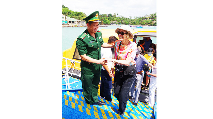 Chiến sĩ biên phòng luôn tươi cười đón khách. Chiến sĩ biên phòng luôn tươi cười đón khách.