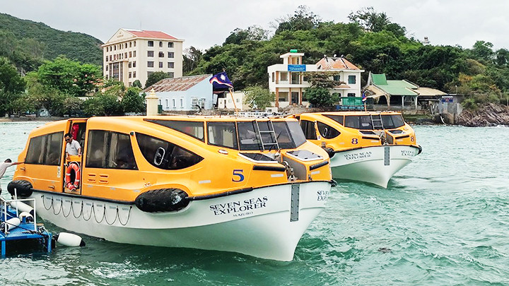 Sử dụng tàu nhỏ trung chuyển khách lên bờ. Sử dụng tàu nhỏ trung chuyển khách lên bờ.