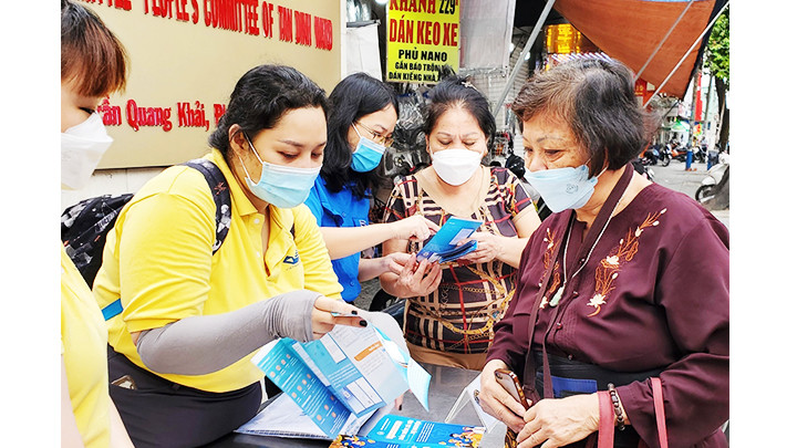 Vận động người dân tham gia bảo hiểm xã hội tự nguyện. Ảnh: TTXVN