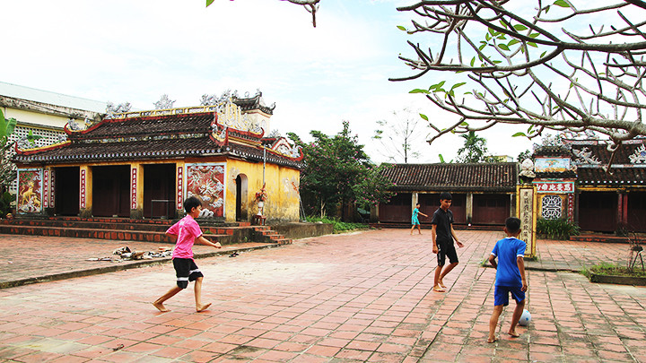 Đình làng Túy Loan bên sông.