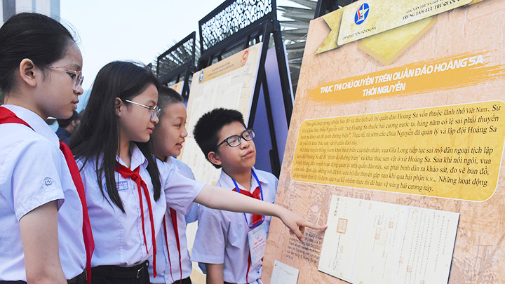 Học sinh Trường THCS Hoàng Sa (TP Đà Nẵng) đến với triển lãm. Học sinh Trường THCS Hoàng Sa (TP Đà Nẵng) đến với triển lãm.