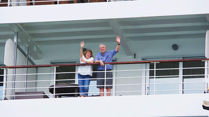 Chào chia tay mọi người tại cảng. Chào chia tay mọi người tại cảng.