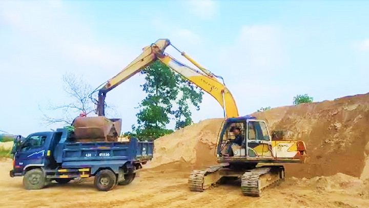 Giá cát xây dựng liên tục tăng cao khiến người dân, doanh nghiệp lao đao. Trong ảnh: một bãi tập kết cát ở Đà Nẵng.