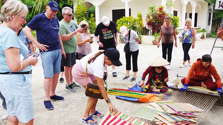 Đến với làng nghề truyền thống. Đến với làng nghề truyền thống.