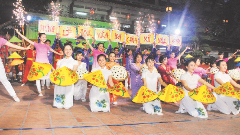 Biểu diễn văn hóa nghệ thuật tại lễ hội.