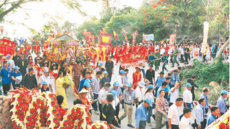 Lễ phục dựng rước tượng Bà được tổ chức theo nghi lễ cổ truyền.