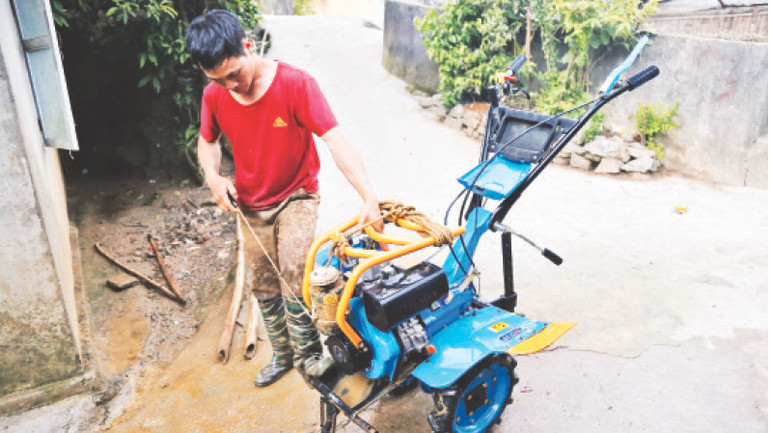 Nhiều hộ gia đình đã sắm máy nông nghiệp phục vụ sản xuất.