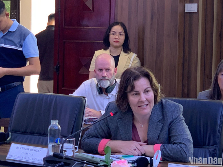 Bà Cherie Russell Tham tán Đại sứ quán Australia tại Việt Nam chia sẻ tại buổi làm việc. Bà Cherie Russell Tham tán Đại sứ quán Australia tại Việt Nam chia sẻ tại buổi làm việc.
