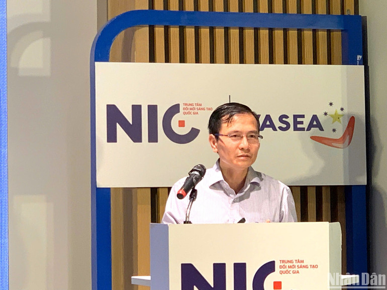 Phó Giáo sư Chu Hoàng Long - Đại học Quốc gia Australia chia sẻ tại hội thảo. Phó Giáo sư Chu Hoàng Long - Đại học Quốc gia Australia chia sẻ tại hội thảo.