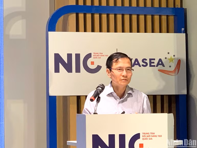 Phó Giáo sư Chu Hoàng Long - Đại học Quốc gia Australia chia sẻ tại hội thảo.