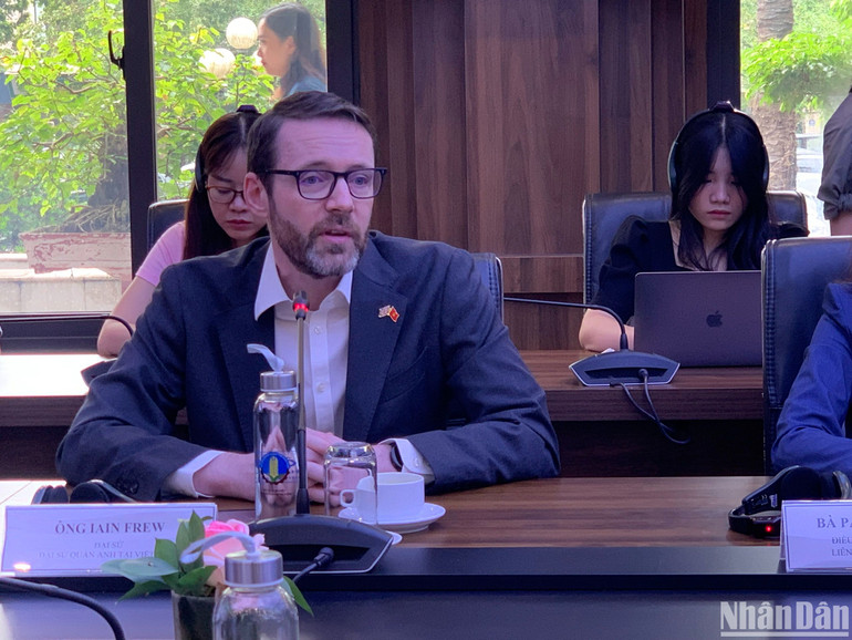 Ngài Iain Frew, Đại sứ Anh tại Việt Nam cho biết đã xây dựng kế hoạch để chính phủ Anh có những hỗ trợ dựa trên nhu cầu thực tế của người dân bị ảnh hưởng bởi mưa lũ. Ngài Iain Frew, Đại sứ Anh tại Việt Nam cho biết đã xây dựng kế hoạch để chính phủ Anh có những hỗ trợ dựa trên nhu cầu thực tế của người dân bị ảnh hưởng bởi mưa lũ.