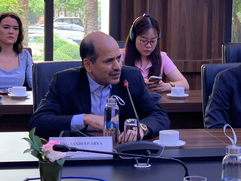 Ngài Sandeep Arya, Đại sứ Ấn Độ tại Việt Nam bày tỏ vui mừng vì hàng hóa viện trợ khẩn cấp của Chính phủ và nhân dân Ấn Độ đã được gửi tới người dân bị ảnh hưởng bởi mưa lũ các tỉnh Lạng Sơn, Tuyên Quang rất kịp thời. Ngài Sandeep Arya, Đại sứ Ấn Độ tại Việt Nam bày tỏ vui mừng vì hàng hóa viện trợ khẩn cấp của Chính phủ và nhân dân Ấn Độ đã được gửi tới người dân bị ảnh hưởng bởi mưa lũ các tỉnh Lạng Sơn, Tuyên Quang rất kịp thời.