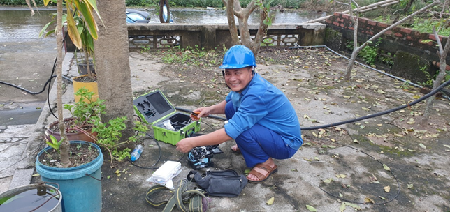 Niềm vui của những người “nối sóng” VNPT sau khi khôi phục mạng lưới, giúp người dân trên đảo Bạch Long Vỹ kết nối sóng VinaPhone với đất liền.