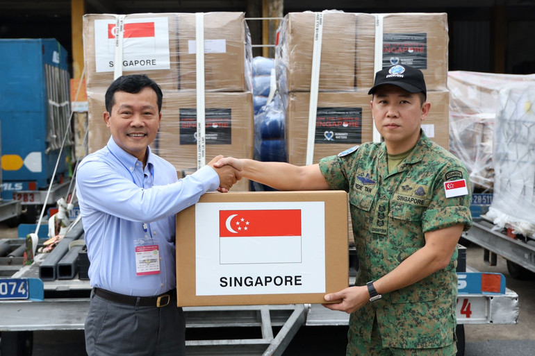 Ông Nguyễn Văn Tiến, Phó Cục trưởng Cục Quản lý đê điều và Phòng, chống thiên tai tiếp nhận hàng hỗ trợ.