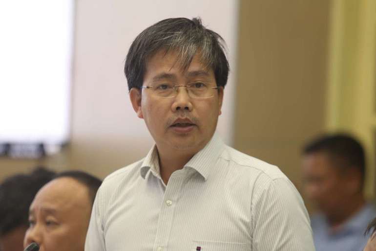 Ông Mai Văn Khiêm, Giám đốc Trung tâm Dự báo khí tượng thủy văn quốc gia báo cáo tại cuộc họp.