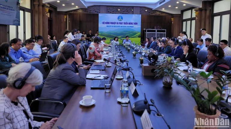 Toàn cảnh cuộc họp chia sẻ thông tin tình hình thiên tai khẩn cấp về cơn bão số 3 và xây dựng kế hoạch đánh giá nhanh thiệt hại do bão.