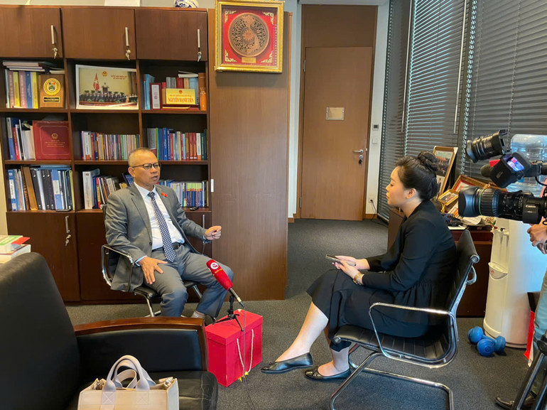 Ông Nguyễn Văn Tiến trả lời phỏng vấn với các phóng viên.