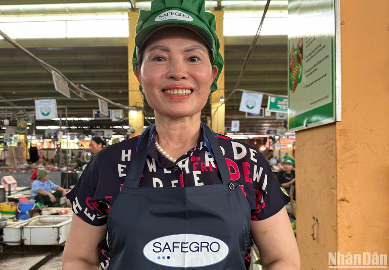 Chị Nguyễn Thị Hồng Vân, tiểu thương chợ Kim Quan.