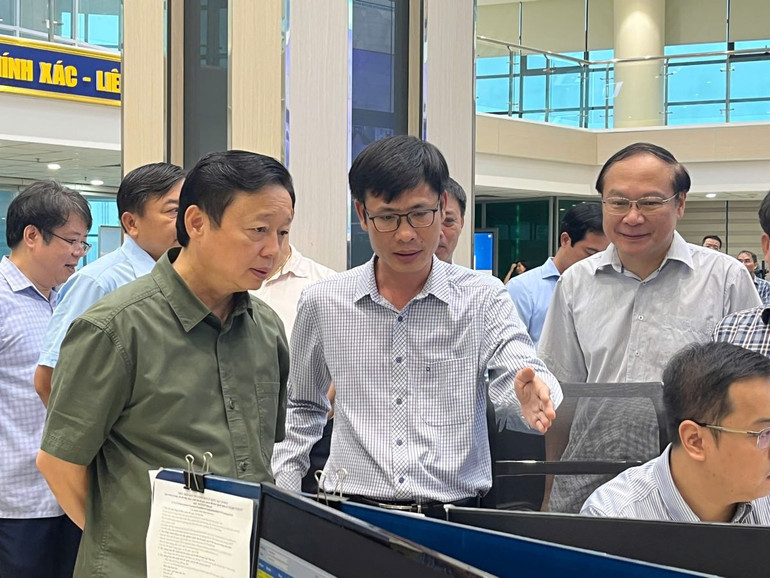 Phó Thủ tướng Chính phủ Trần Hồng Hà nghe báo cáo về diễn biến bão số 3.