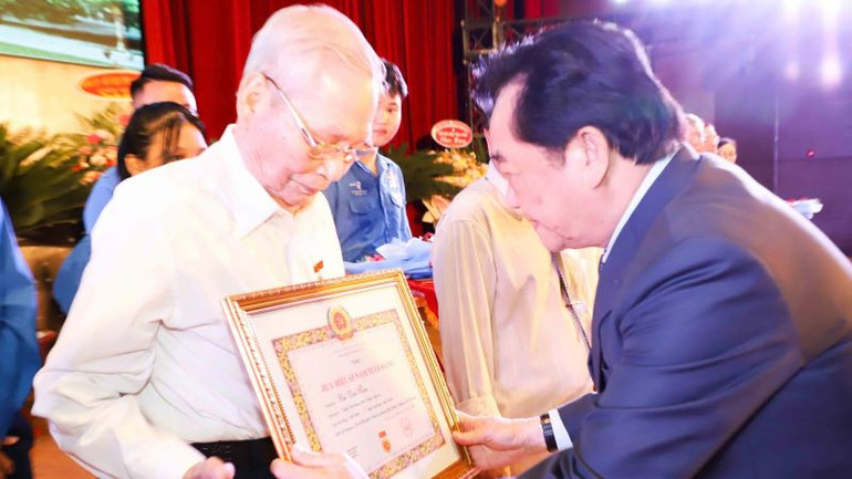 Đồng chí Nguyễn Hoàng Thao, Phó Bí thư Thường trực Tỉnh ủy Bình Dương trao tặng Huy hiệu Đảng cho đảng viên. Đồng chí Nguyễn Hoàng Thao, Phó Bí thư Thường trực Tỉnh ủy Bình Dương trao tặng Huy hiệu Đảng cho đảng viên.