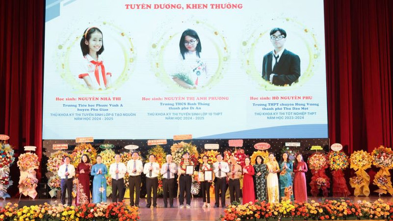 Lãnh đạo tỉnh Bình Dương tuyên dương, khen thưởng các tập thể, cá nhân đạt thành tích xuất sắc trong năm học 2023-2024.