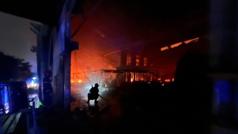 Cảnh sát Phòng cháy chữa cháy và Cứu nạn cứu hộ đang đang tập trung dập lửa.