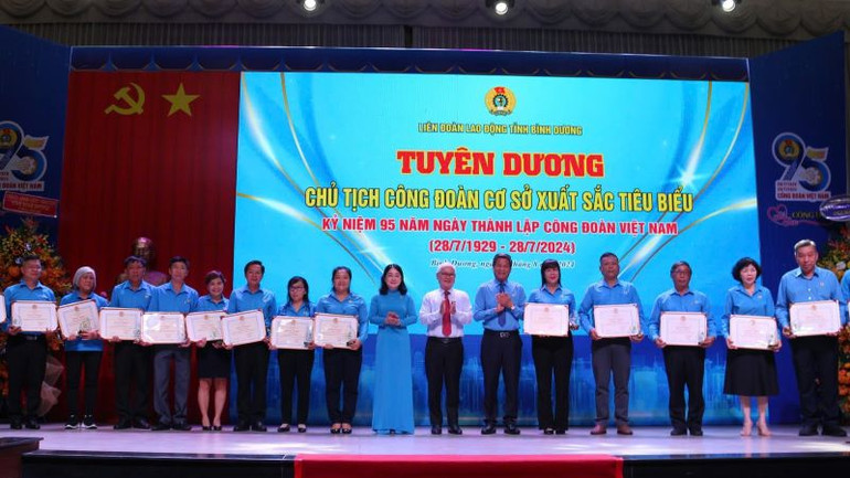 Lãnh đạo tỉnh Bình Dương và lãnh đạo Tổng Liên đoàn Lao động Việt Nam trao Bằng khen tuyên dương Chủ tịch Công đoàn cơ sở xuất sắc tiêu biểu.