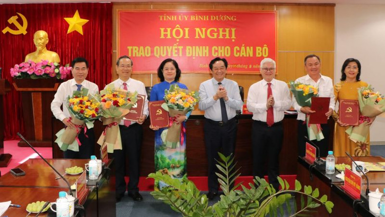 Bí thư Tỉnh ủy Bình Dương Nguyễn Văn Lợi và Phó Bí thư Thường trực Tỉnh ủy Bình Dương Nguyễn Hoàng Thao (thứ 3 và thứ 4, từ phải qua) trao các Quyết định và tặng hoa cho cán bộ được điều động, bổ nhiệm và nghỉ hưu.