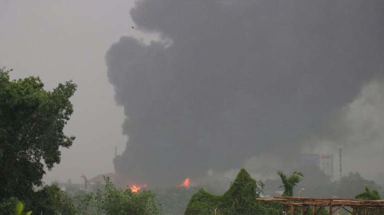 Với chất cháy chủ yếu là mút xốp và phế liệu nên vụ cháy tạo cột khói cao ngút.