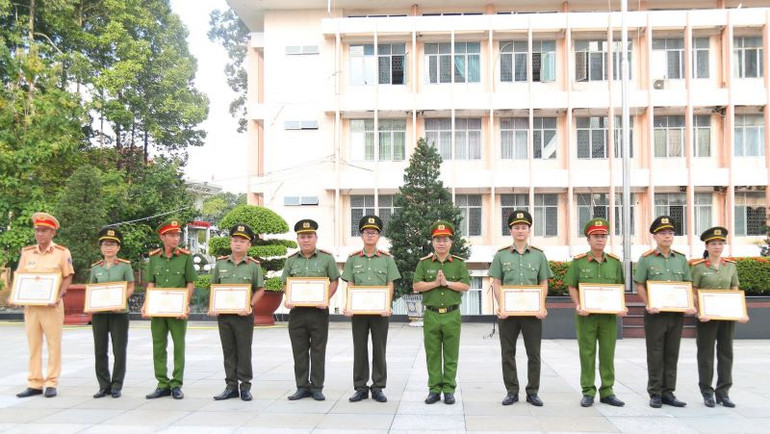 Đại tá Ngô Xuân Phú, Phó Giám đốc Công an tỉnh Bình Dương trao Bằng khen của Bộ trưởng Công an cho tập thể và cá nhân.