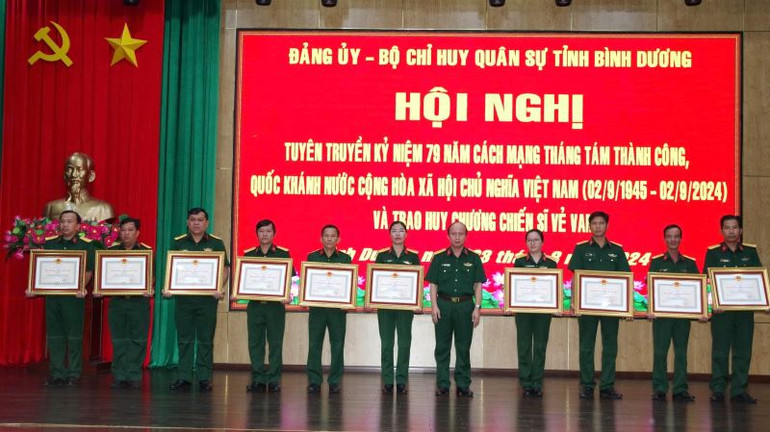 Các quân nhân vinh dự nhận Huy chương Chiến sĩ vẻ vang. Các quân nhân vinh dự nhận Huy chương Chiến sĩ vẻ vang.